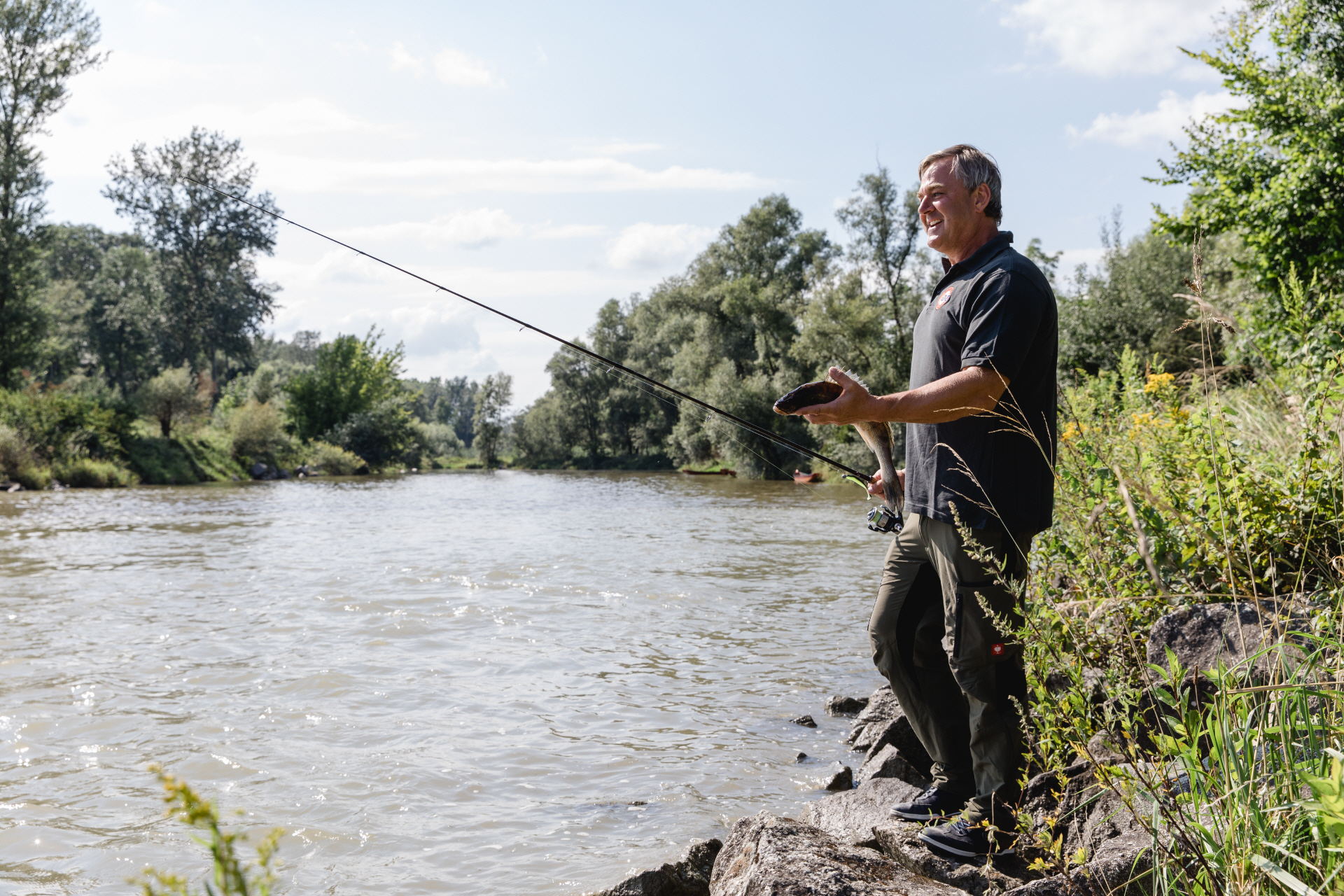 Radfahrer am Donauradweg R1 bei Mauthausen